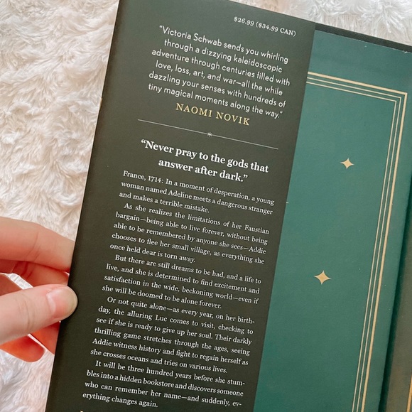 📔 The Invisible Life of Addie Larue 📔 V.E. Schwab bestselling Novel - Picture 3 of 3